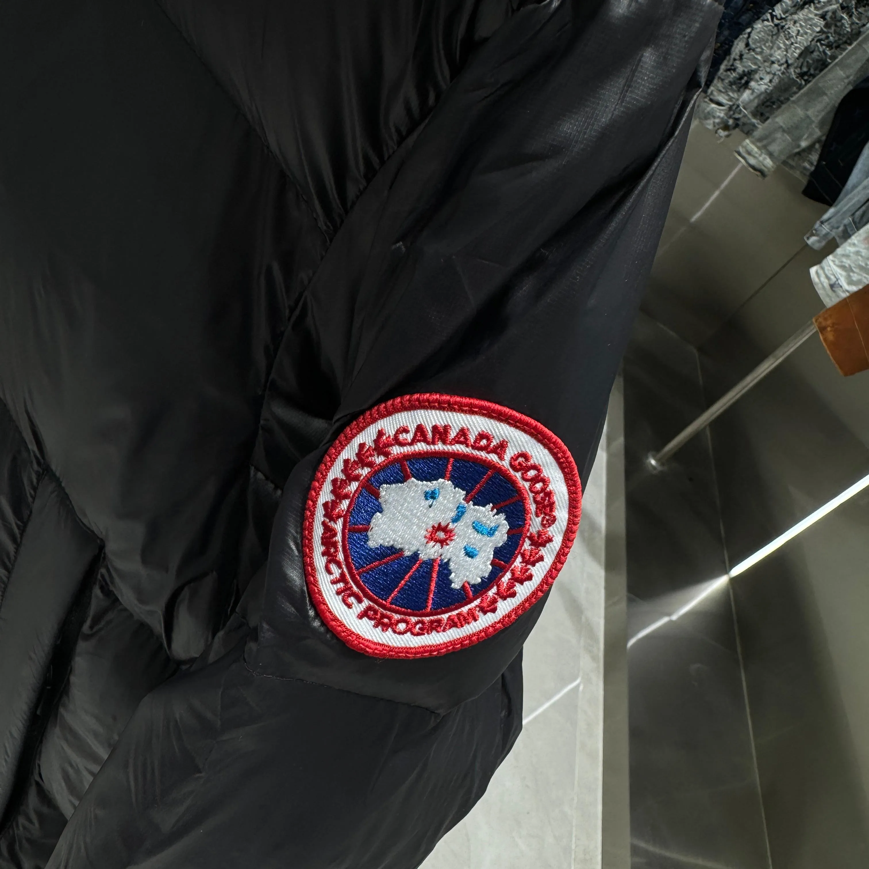 P500 𝘾𝘼𝙉𝘼𝘿𝘼 𝙂𝙊𝙊𝙎𝙀/Canada Goose Black Red Label Limited New Crofton Puff Down Jacket Pure Guangzhou Inspection 80 White Duck Down Filling‼  Top version, ceiling level‼ Crofton soft bread, the latest style in 2023, has a cold protection effect of up to level 4. It is made of recycled Feather-Light tear-resistant fabric. It is ultra-light and has no weight on the upper body at all! The unique black label highlights your temperament‼  Canada Goose, a Canadian brand, has always been recognized as the warmest down jacket. Various Instagram celebrities, Internet celebrities, and celebrities often wear it for street photos. I do Canada Goose every year, but I still can’t get rid of my love for geese. No matter how cold the winter is, there is no need to be afraid, because there are geese! Filled with 80% white duck down, Canada Goose is the legendary warmest down jacket and is known as a must-have for Arctic outdoor sports! The most popular down jacket in the world, celebrities are rushing to buy it, it is a must-have! Same style for men and women Color Black Size: M~XXL